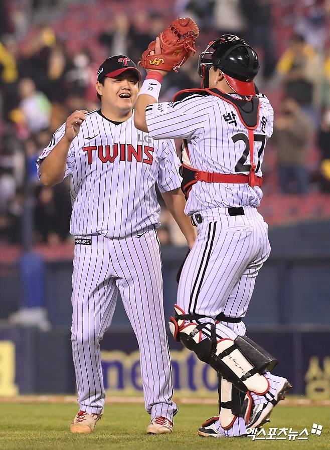 LG 트윈스 장현식과 박동원이 경기에서 승리 후 기뻐하고 있다. 엑스포츠뉴스 DB