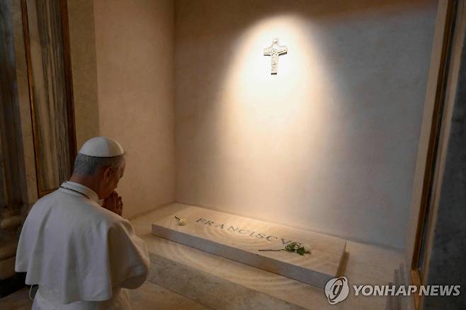 프란치스코 교황 무덤 앞에서 무릎 꿇고 기도하는 레오 14세 교황 (로마 AFP=연합뉴스) 레오 14세 교황이 10일(현지시간) 이탈리아 로마 시내 산타 마리아 마조레 대성전에 안장된 프란치스코 교황의 대리석 무덤 앞에서 무릎을 꿇고 기도하고 있다. 2025.05.10 photo@yna.co.kr [바티칸 미디어 제공. 재판매 및 DB 금지]