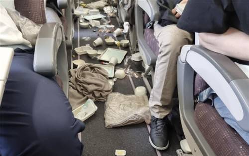 난기류를 만나 기내식 식기가 바닥에 쏟아진 항공기 [독자 제공. 재판매 및 DB 금지]