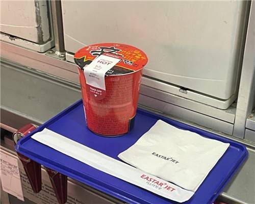 이스타항공이 난기류에 대비해 컵라면에 화상 방지 스티커 부착한 모습 [이스타항공 제공. 재판매 및 DB 금지]