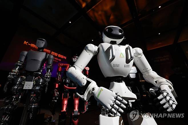 우리가 바로 K-로봇 어벤져스 (서울=연합뉴스) 임화영 기자 = 10일 서울 중구 플라자호텔에서 열린 K-휴머노이드 연합 출범식에 에이로봇, 레이보우로보틱스, 로브로스, 블루로빈의 휴머노이드 로봇이 전시돼있다. 2025.4.10 hwayoung7@yna.co.kr