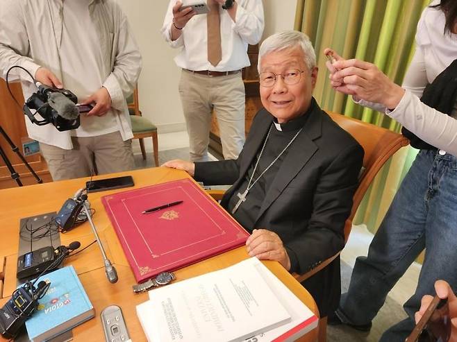 콘클라베에서 사용한 펜과 문서 바인더 등을 소개하는 유흥식 추기경 (바티칸=연합뉴스) 신창용 특파원 = 교황청 성직자부 장관인 유흥식 추기경이 9일(현지시간) 교황청 성직자부 청사에서 한국 취재진과 간담회를 열었다. 유 추기경이 이 자리에서 콘클라베 당시 지급된 펜과 문서 바인더 등을 소개하고 있다. 2025.05.09 changyong@yna.co.kr