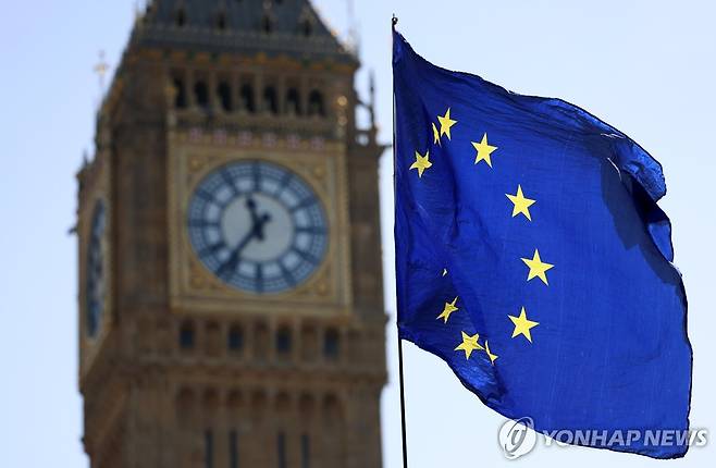 영국 의회 앞 유럽 통합 시위대가 든 EU 깃발 [EPA 연합뉴스 자료사진. DB 및 재판매 금지]
