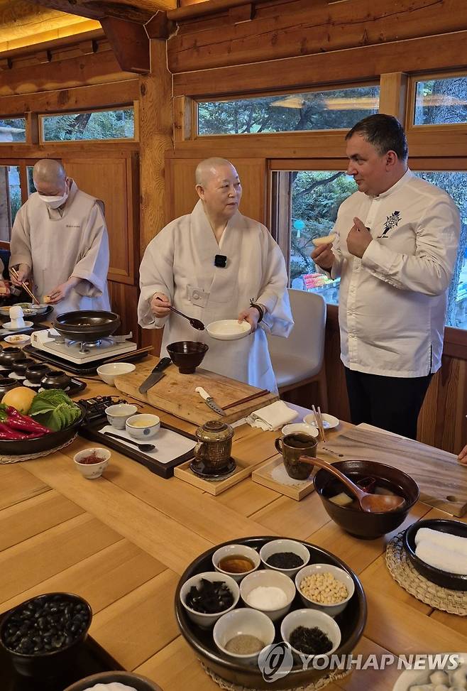 진관사 방문한 미네프 셰프 (서울=연합뉴스) 르 코르동 블루 런던의 학과장 셰프인 에밀 미네프(50)가 2024년 9월 5일 서울 은평구 소재 진관사에서 계호스니의 설명을 들으며 사찰 음식을 체험하고 있다. [한국불교문화사업단 제공. 재판매 및 DB 금지]