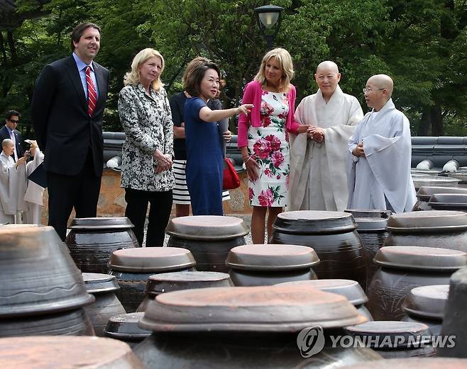 진관사 찾아온 질 바이든 여사 2015년 7월 18일 조 바이든 당시 미국 부통령 부인 질 바이든(오른쪽에서 세 번째) 여사가 진관사를 방문해 계호스님, 법해스님과 장독대를 살펴보고 있다. [연합뉴스 자료사진]