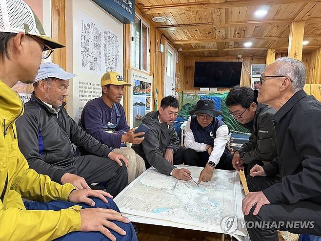 일본 현지 관계자들과 회의하는 국립해양유산연구소 (서울=연합뉴스) 지난 2일 국립해양유산연구소 관계자들이 조선통신사선 재현선 항해를 위해 일본 현지 관계자들과 뱃길을 검토하고 있다. 과거 한일 교류의 상징이었던 조선통신사가 탄 배를 재현한 이 선박은 261년 만에 일본 오사카까지 항해에 나설 예정이다. 2025.5.3 [국립해양유산연구소 제공. 재판매 및 DB 금지] photo@yna.co.kr