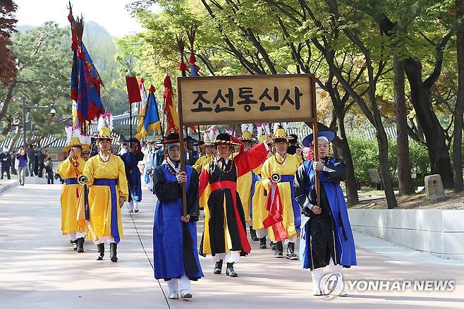 조선통신사 행렬 출발 (서울=연합뉴스) 강민지 기자 = 24일 서울 경희궁에서 조선통신사 행렬 재현행사가 열리고 있다. 행사는 한국과 일본 국교 정상화 60주년을 기념해 24일부터 서울과 부산, 일본 도쿄와 오사카 등에서 열린다. 2025.4.24 mjkang@yna.co.kr