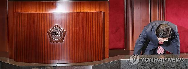 큰절하는 김문수 대선 후보 (서울=연합뉴스) 박동주 기자 = 국민의힘 김문수 대선 후보가 11일 서울 여의도 국회에서 열린 의원총회에서 큰절을 하고 있다. 2025.5.11 pdj6635@yna.co.kr