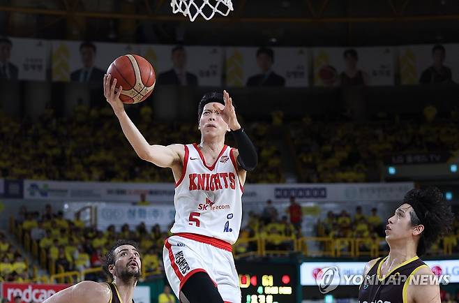 SK 김선형 슛 (창원=연합뉴스) 김동민 기자 = 9일 경남 창원체육관에서 열린 2024∼2025시즌 프로농구 창원 LG 세이커스와 서울 SK 나이츠의 챔피언결정전 3차전 경기. SK 김선형이 슛하고 있다. 2025.5.9 image@yna.co.kr