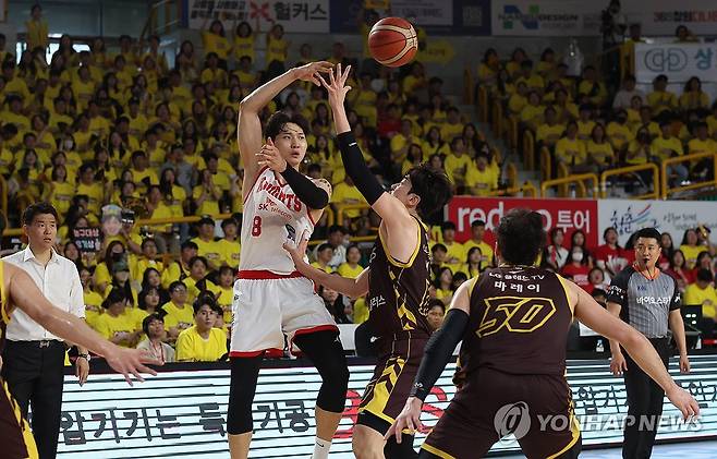 SK 안영준 패스 (창원=연합뉴스) 김동민 기자 = 11일 경남 창원체육관에서 열린 2024∼2025시즌 프로농구 창원 LG 세이커스와 서울 SK 나이츠의 챔피언결정전 4차전 경기. SK 안영준이 패스하고 있다. 2025.5.11 image@yna.co.kr