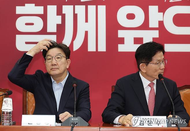 나란히 앉은 김문수와 권성동 (서울=연합뉴스) 박동주 기자 = 국민의힘 김문수 대선 후보와 권성동 원내대표가 11일 서울 여의도 국회에서 열린 중앙선거대책위원회 회의에 참석해 있다. 2025.5.11 pdj6635@yna.co.kr