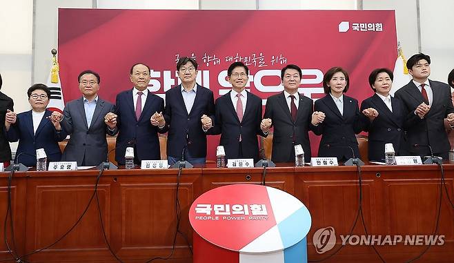 손잡은 국민의힘 (서울=연합뉴스) 박동주 기자 = 국민의힘 김문수 대선 후보가 11일 서울 여의도 국회에서 열린 중앙선거대책위원회 회의에서 권성동 원내대표 등과 기념촬영하고 있다. 2025.5.11 pdj6635@yna.co.kr