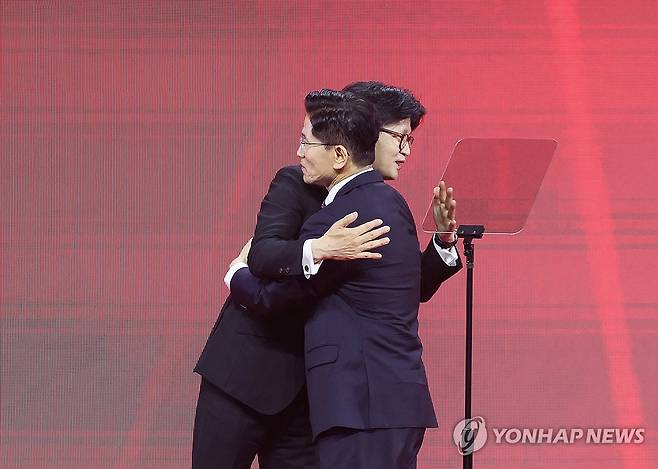한동훈 후보와 포옹하는 김문수 후보 (고양=연합뉴스) 박동주 기자 = 국민의힘 대선 후보로 선출된 김문수 후보가 3일 경기 고양시 킨텍스에서 열린 국민의힘 전당대회에서 수락 연설을 마친 뒤 한동훈 후보와 포옹하고 있다. 2025.5.3 [공동취재] pdj6635@yna.co.kr