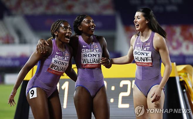 여자 400ｍ 계주에서 우승한 영국 (광저우 로이터=연합뉴스) 11일 중국 광저우에서 열린 2025 세계육상릴레이선수권 여자 400ｍ 계주 결선에서 우승한 영국 대표팀.