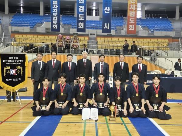 11일 전북 익산실내체육관에서 폐막한 제47회 대통령기전국검도선수권대회 남고부 정상에 오른 인천고 선수단이 기념 촬영을 하고 있다. /인천시검도회 제공