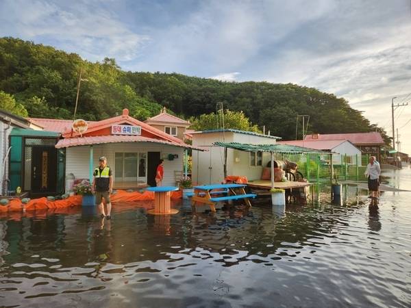 지난해 8월 21일 백중사리 때 덕적도 진리항 인근 해안도로와 주택가가 침수된 모습. 2024.8.21 /독자 제공