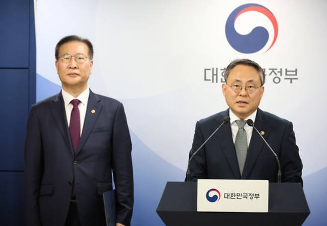 ▲ 고기동 행정안전부 장관 직무대행과 박성재 법무부 장관이 12일 서울 종로구 정부서울청사에서 제21대 대통령선거 관련 대국민 담화문을 발표하고 있다. /연합뉴스