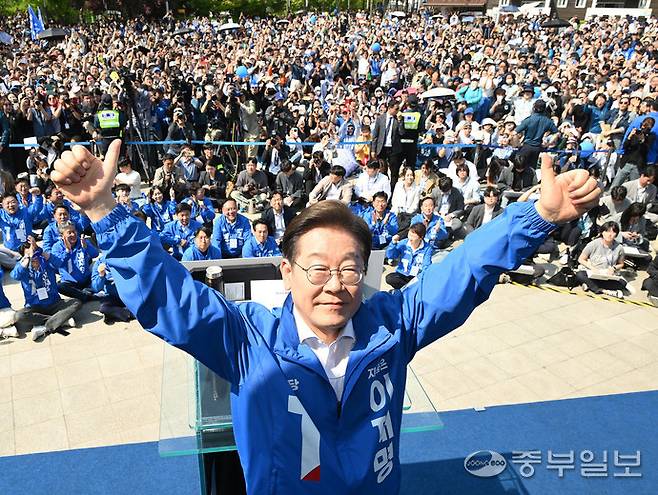 이재명 더불어민주당 대선 후보가 공식 선거운동 시작일인 12일 경기 화성시 동탄 센트럴파크에서 'K-반도체' 동탄 집중유세를 하고 있다.