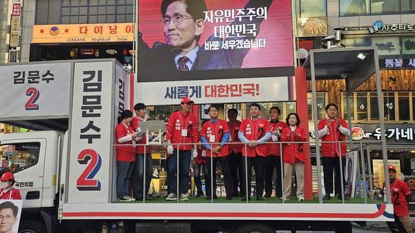 12일 인천 남동구 로데오거리서 열린 국민의힘 인천 선거대책위원회 출정식에서 인천 지역당협위원장들이 유세차 위에 올라 지지자들과 시민들에게 인사하고 있다. [사진 = 김예빈 기자]