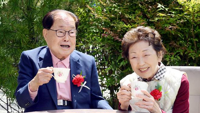 김희수 건양교육재단 설립자와 아내 김영이 여사가 5월 가정의달 자택 마당에서 차를 나누고 있다. 개원 25년을 맞은 건양대병원이 25년 후 신뢰받는 사람살리는 병원이 되어달라고 당부했다. (사진=이성희 기자)