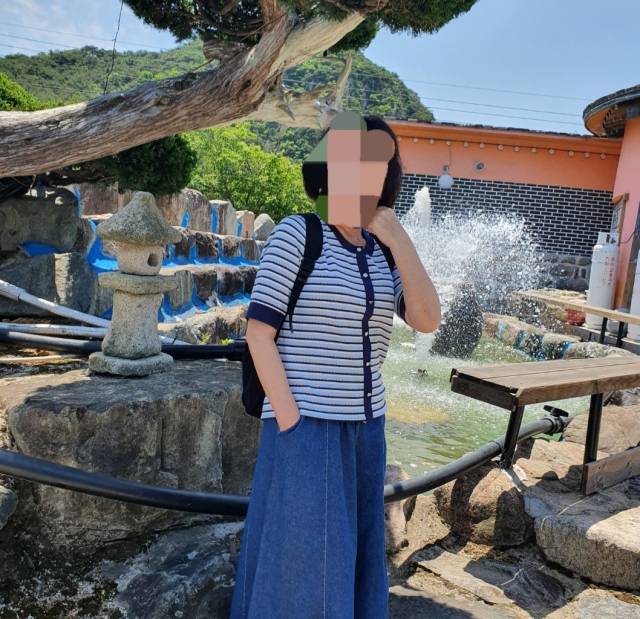 심장 이식 대기자였던 지난해 외출을 위해 인공심장 베터리를 가방에 넣은 모습. 기계에 연결된 선이 빠지는 순간 곧바로 그야말로 응급상황이다. 미희 씨의 심장이 버틸 수 있는 시간은 고작 5~6분에 불과하다. 이런 이유로 가족들과의 여행도 서울이나 부산처럼 대형 병원이 있는 곳만 선택했다. 본인 제공