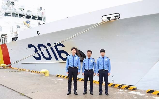 아버지가 근무하는 독도경비함정 3016함 앞에 선 삼부자. /동해해경