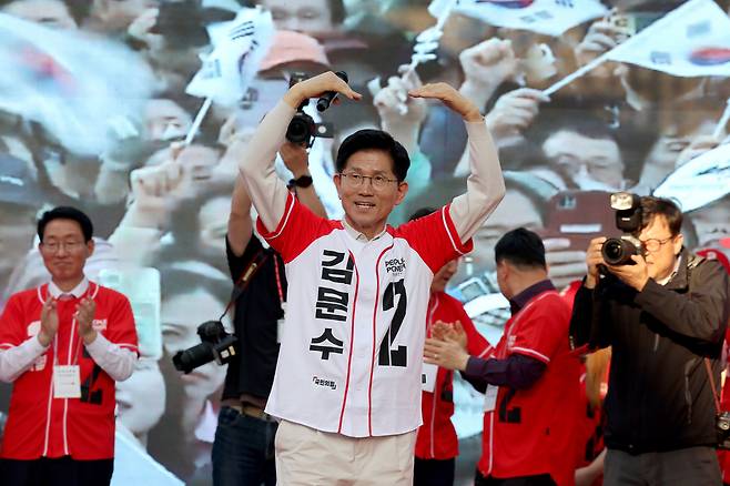 제21대 대통령 선거 공식 선거운동 첫 날인 12일 국민의힘 김문수 대선 후보가 대구시 서문시장에서 머리 위로 하트를 만들며 대구 시민에게 인사하고 있다. /이용선기자 photokid@kbmaeil.com