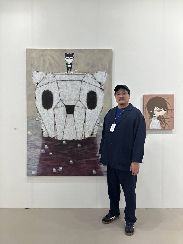 신작 앞에서 포즈를 위한 갤러리 우의 한충석 작가. 김은영 기자