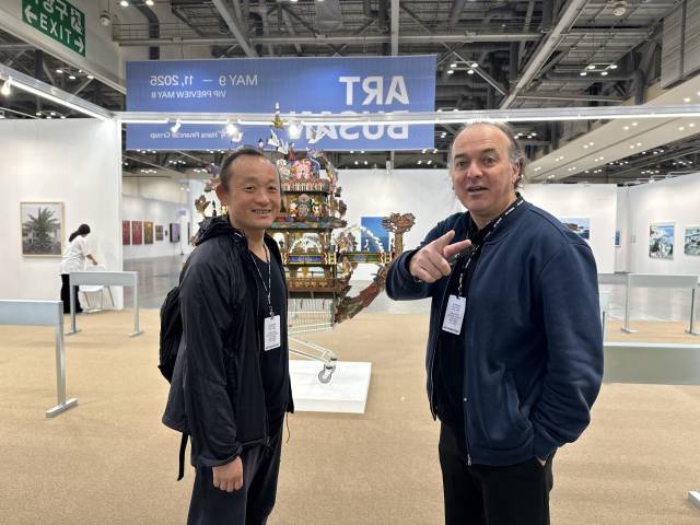 프랑스 컬렉터이자 기업가인 파비앙 파코리(오른쪽) 주중 프랑스상공회의소 부회장이자 까이에 다르(Cahiers d’Art) 중국 앰배서더와 2022년 베니스 비엔날레 중국관 작가인 왕위양. 김은영 기자