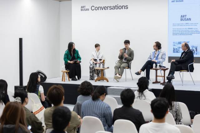 토크 프로그램 ‘컨버세이션스’(CONVERSATIONS) 진행 모습. 한가운데 마이크를 들고 있는 이가 정석호 아트부산 대표이사. 아트부산 제공