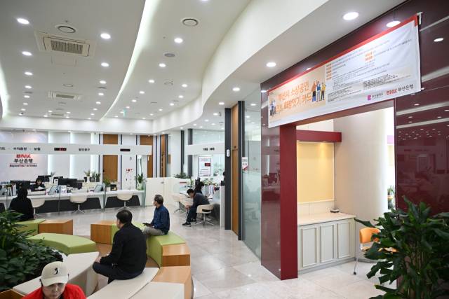 12일 부산은행 영업점에 ‘소상공인 3무(無) 희망잇기 신용카드’ 플래카드가 걸려 있다. BNK 제공