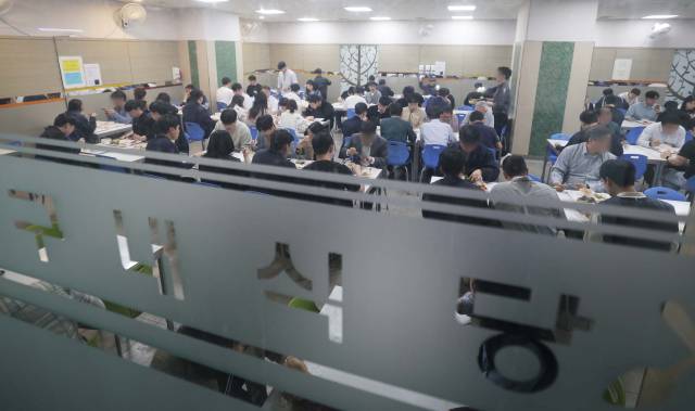 12일 부산 해운대구 센텀지역의 한 구내식당이 점심식사를 하기 위한 회사원들로 붐비고 있다. 이재찬 기자 chan@