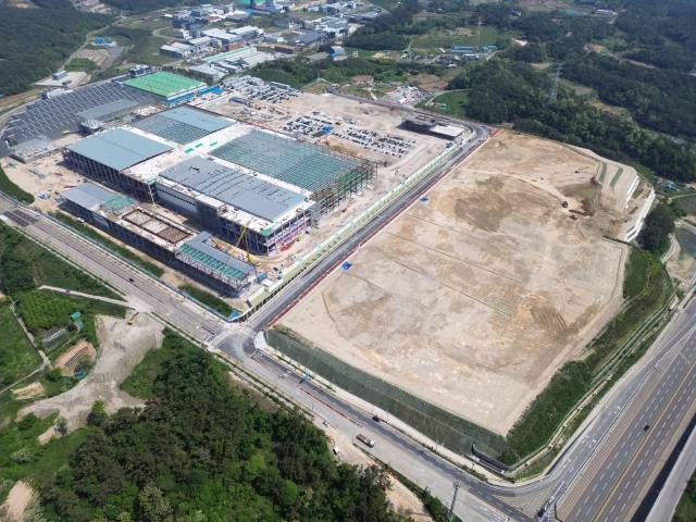부산시가 추진 중인 E-PARK 산업단지의 지난해 6월 준공 당시 모습. 왼쪽에 공사 중인 곳이 금양의 생산 공장이 들어서는 부지다. 부산시 제공
