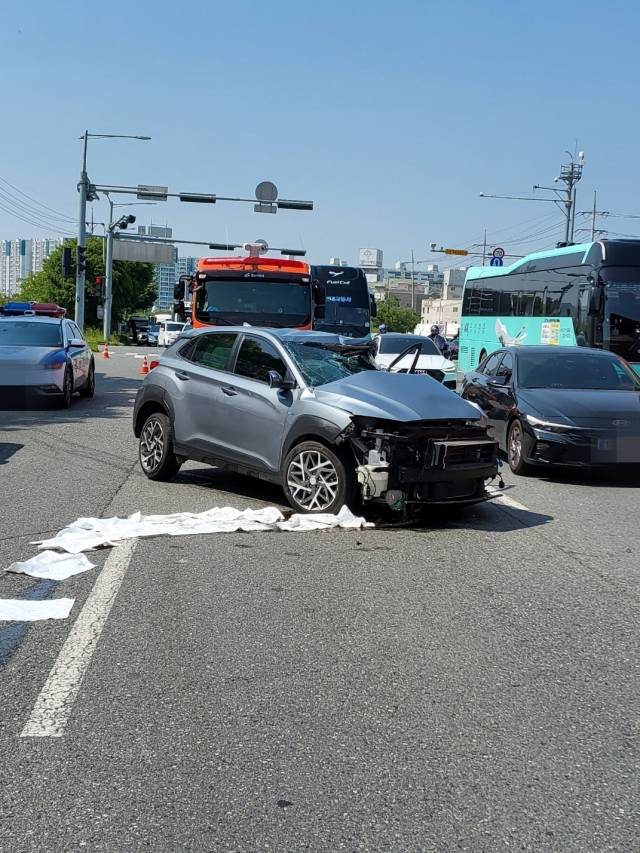 12일 오후 2시 30분께 울산 북구 호계동 상안교사거리 인근에서 통근버스가 소형 SUV와 부딪혀 19명이 중경상을 입었다. 울산소방본부 제공