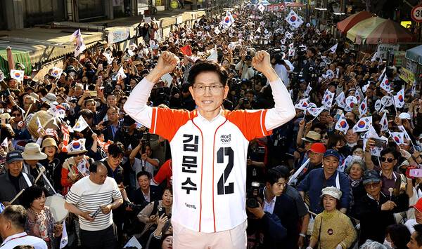 국민의힘 대선후보 김문수가 12일 오후 대구시 중구 서문시장을 찾아 상인 및 시민들에게 지지를 호소하고 있다. 정훈진 기자 jhj131@kyongbuk.com