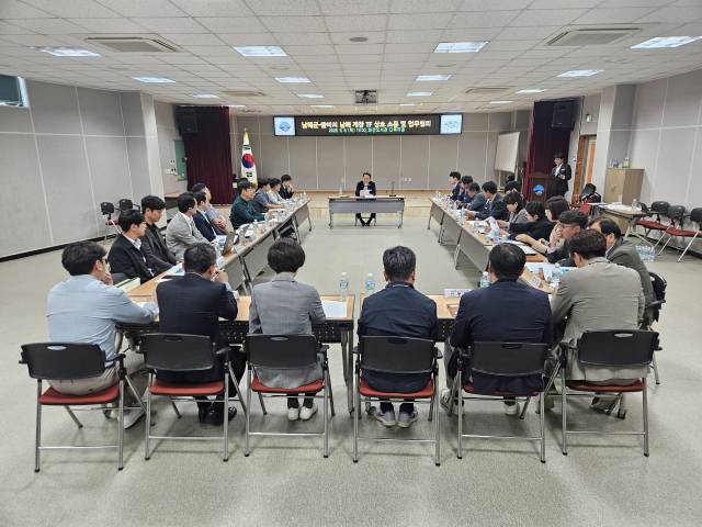 지난 8일 화전도서관 다목적홀에서 박영규 부군수 주재로 ‘남해군-쏠비치 남해 개장TF 상호소통·업무협의’ 회의가 열리고 있다./남해군/
