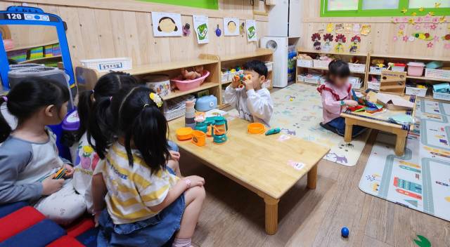 '경남형 365어린이집' 중 하나인 창원시 팔용동 소재 세계어린이집에서 11일 오전 아이들이 놀이를 하고 있다. /진휘준 수습기자/
