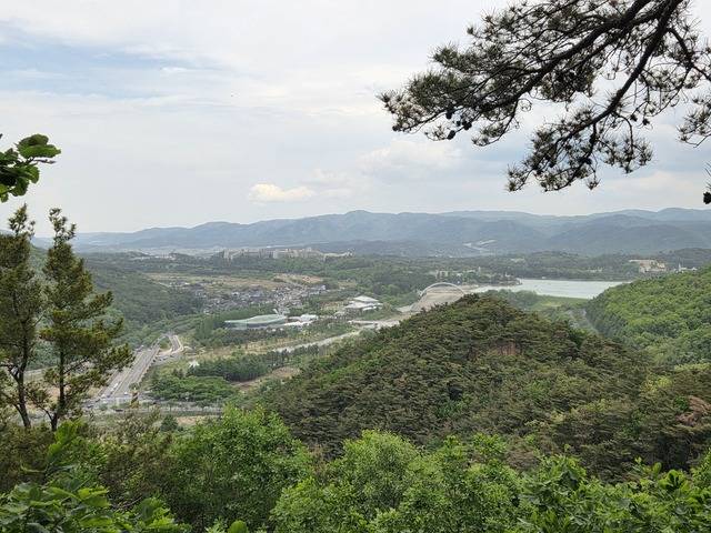 명활산성 동북쪽에서 내려다본 경주보문관광단지 전경.