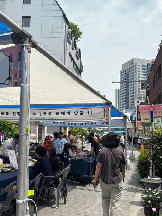 체험 현장에서 만난 70대 할머니 김 모씨는 "산삼 클레이 만들기가 정말 재밌다"며 "한방 향도 좋고 즐길 거리가 많아 행복하다"고 말했다