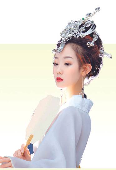 중국 고쟁 연주자 장신레이. <봉산문화회관 제공>