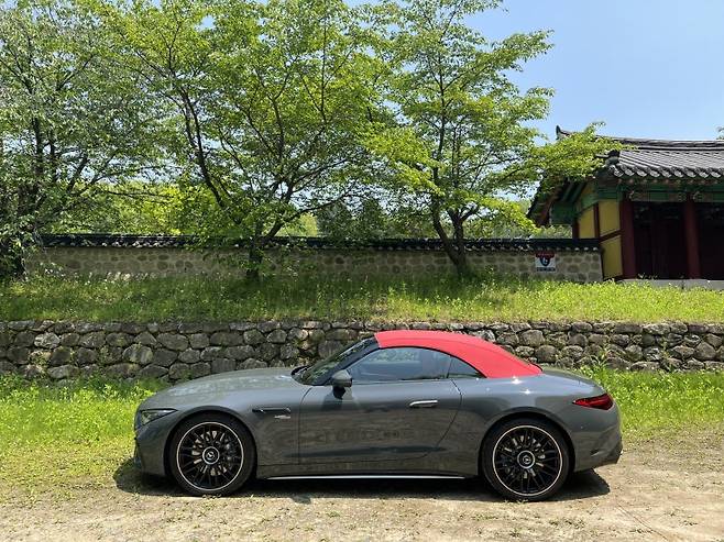 지붕을 닫은 메르세데스-AMG SL43. 사진=이상진