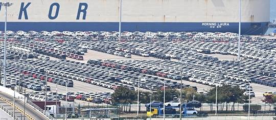 경기 평택항 자동차 전용부두에 선적을 기다리는 수출용 차량이 세워져 있다. (사진출처=뉴시스)