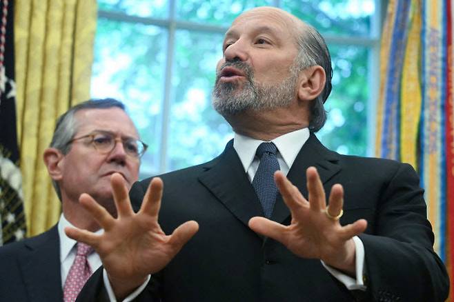 하워드 러트닉 미국 상무부 장관이 8일(현지시간) 워싱턴 DC 백악관 대통령 집무실에서 영국과 무역협정 기본합의(프레임워크)에 대해 발표하고 있다.(사진=AFP)