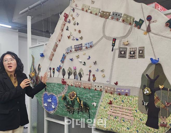 수원역 성매매집결지 지도를 모모이 공동작업장에서 퀼트로 제작했다. 마소현 모모이 센터장은 이 작품이 수원시청 등에서 전시돼 많은 이들의 관심을 받았다고 소개했다. (사진=이지현 기자)