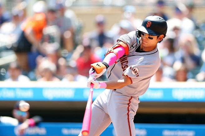 미국 어머니의 날을 맞이해 분홍색 배트와 분홍색 보호대를 착용하고 안타를 때리는 샌프란시스코 자이언츠 이정후. 사진=AFPBBNews