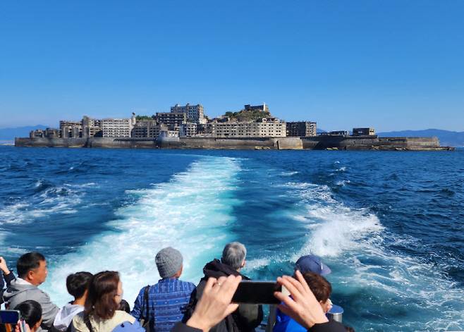 군함도 유람선.(사진=서경덕 교수 SNS)