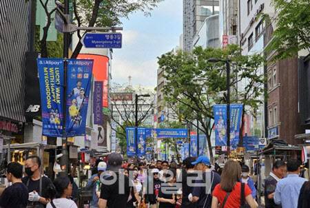 알리페이플러스 현수막이 설치된 명동 거리