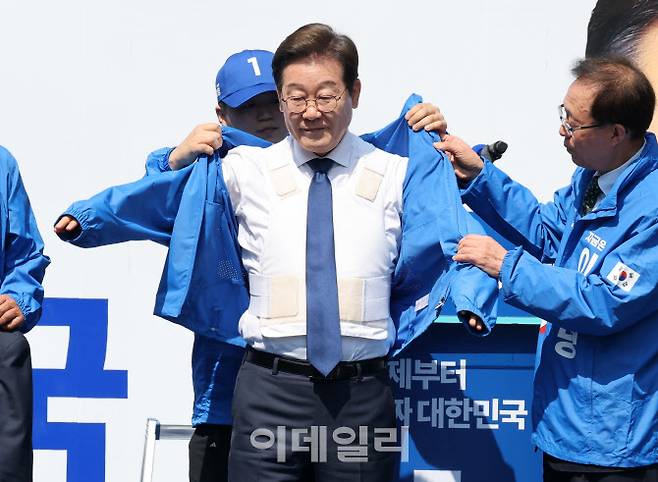 이재명 더불어민주당 대선 후보가 6·3 대통령선거 공식 선거운동 첫날인 12일 서울 광화문 청계광장에서 열린 출정식 및 첫 유세에서 선거운동복을 입고 있다.(사진=방인권기자)