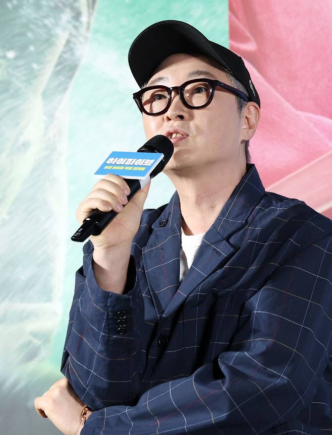 강형철 감독이 12일 오전 서울 광진구 롯데시네마 건대입구점에서 열린 영화 ‘하이파이브’ 제작보고회에 참석해 배우 유아인 질문에 답하고 있다.(사진=뉴스1)