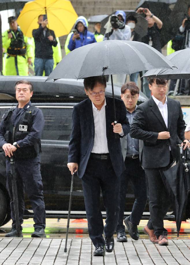[이데일리 방인권 기자] 백현동 개발 특혜 및 쌍방울 대북송금 의혹을 받고 있는 이재명 더불어민주당 대표가 2023년 9월 26일 서울 서초구 중앙지방법원에서 영장실질심사를 받기 위해 출석하고 있다.